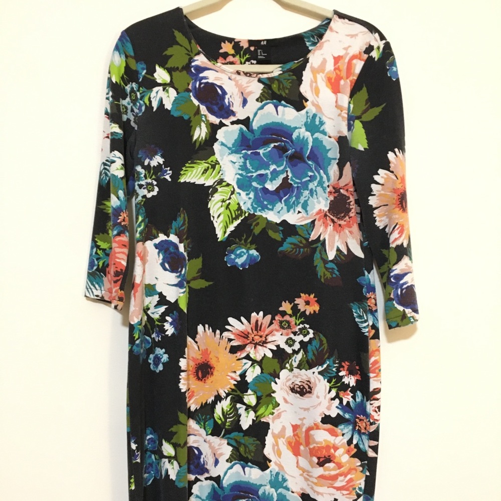 Floral print LBD! 3/4 sleeve H&M shift dress, black background